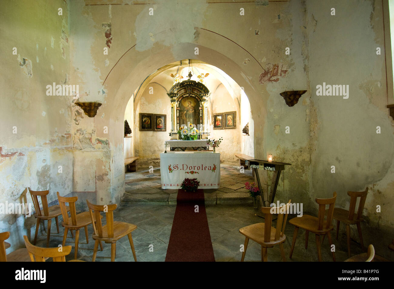 l'interno di una piccola chiesa vecchia Foto Stock