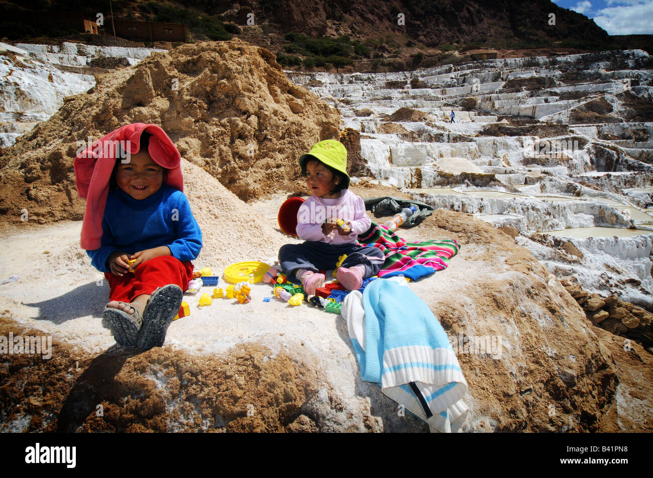 Le ragazze a giocare al Salineras de Mara, un'antica miniera di sale vicino a Cuzco, Perù. Foto Stock