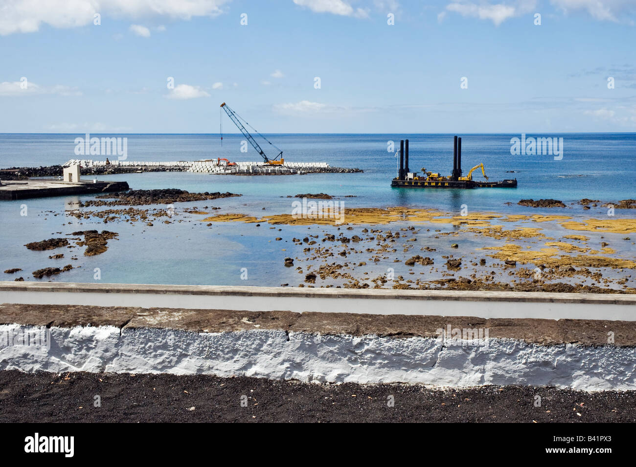 La costruzione del molo e Draga nella baia di Lages do Pico isola Pico Azzorre Portogallo Foto Stock