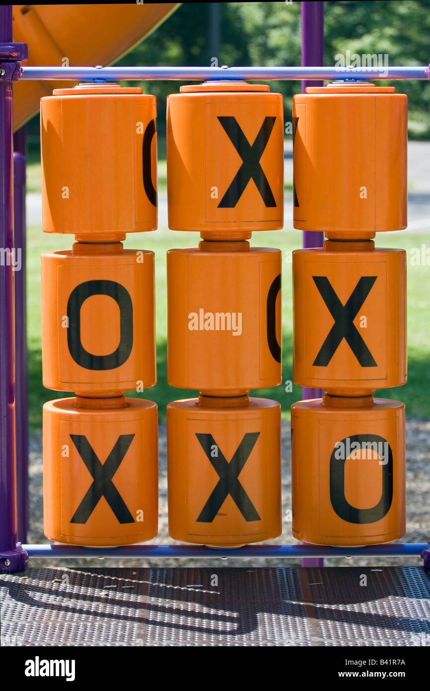 Un tic-tac-toe scheda sul parco giochi attrezzato. Foto Stock
