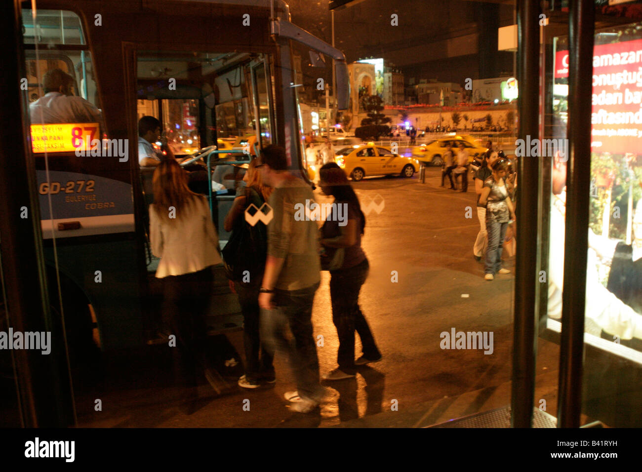 Persone di salire a bordo di un autobus in Piazza Taksim, Istanbul, Turchia Foto Stock