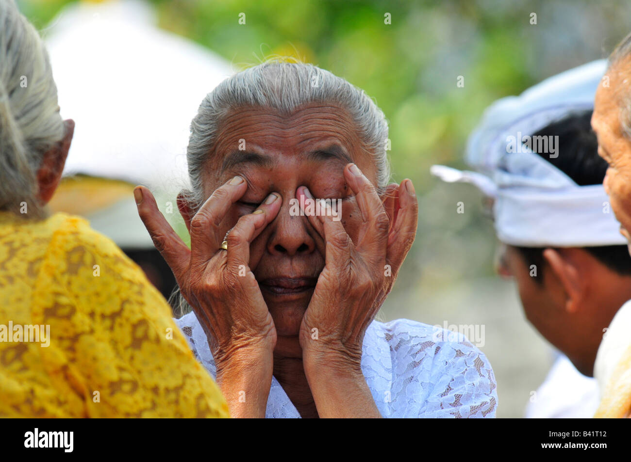 Lutto alla messa funebre, cerimonia di cremazione /rituale finale, kusamba spiaggia , bali , Repubblica di Indonesia Foto Stock