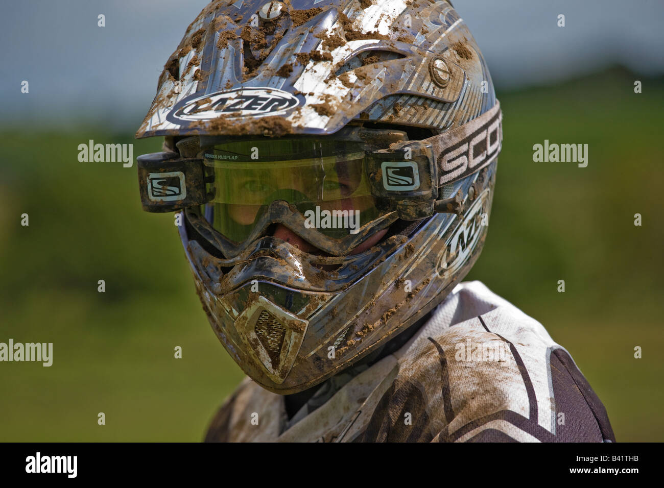 Uomo con casco coinvolti nella gara di motocross con casco e protezioni per  gli occhi coperti di fango Foto stock - Alamy