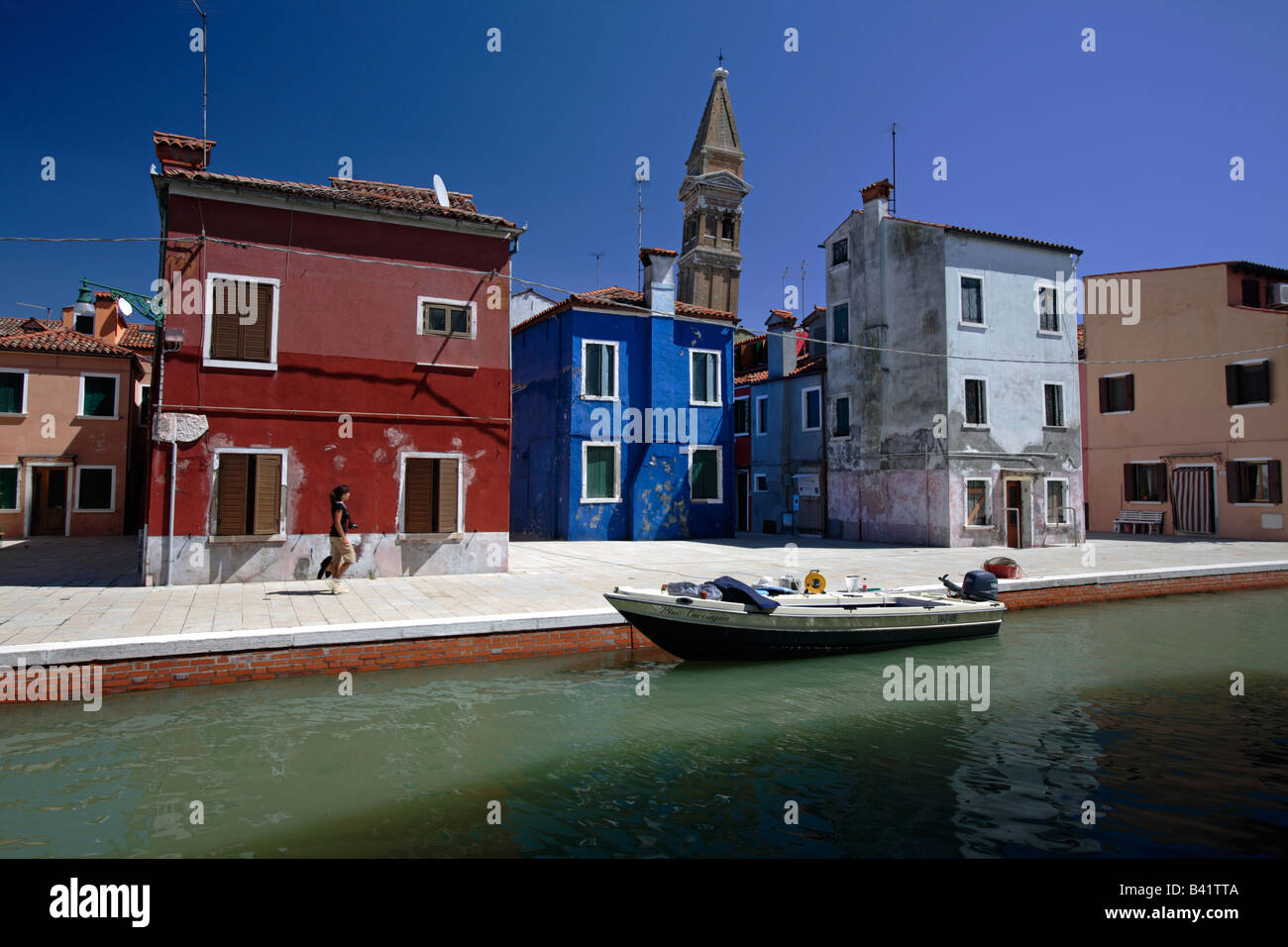 Colorate case dipinte con San Martino torre campanaria, Burano Venezia Italia Foto Stock