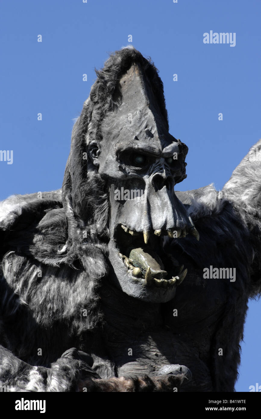 SCARY KING KONG TESTA CREATURA A SHOWGROUND cielo blu verticale11318 BDB Foto Stock