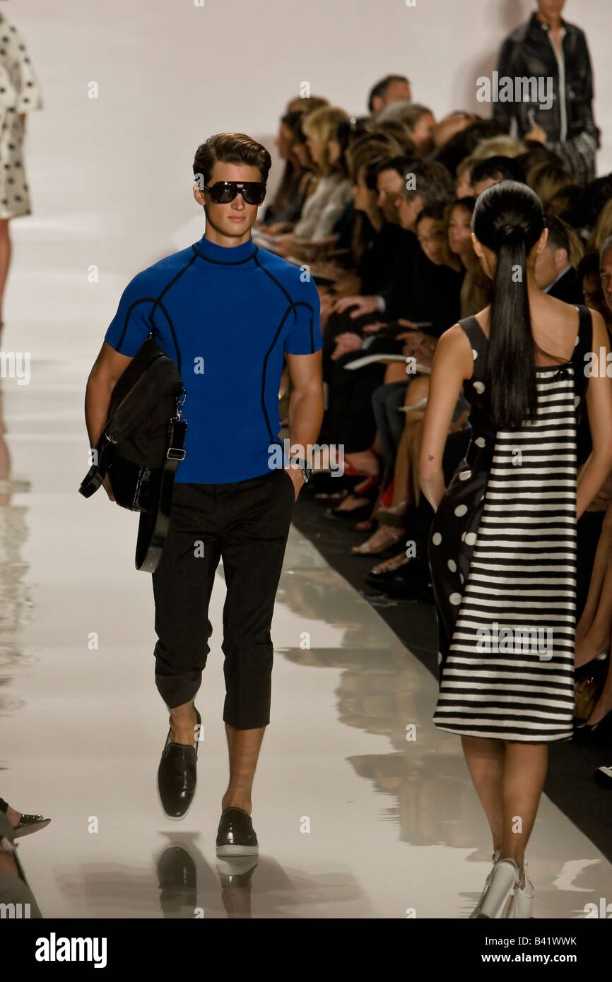 Michael Kors presenta Primavera & estate 2009 Donne e uomini pronti a indossare la raccolta. Foto Stock