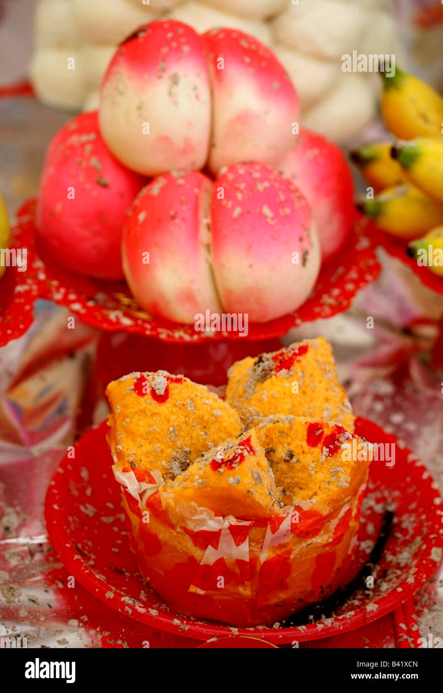 Offerte di torta per il fantasma di parenti morti, festival taoista della fame fantasmi, Singapore, Sud-est asiatico Foto Stock