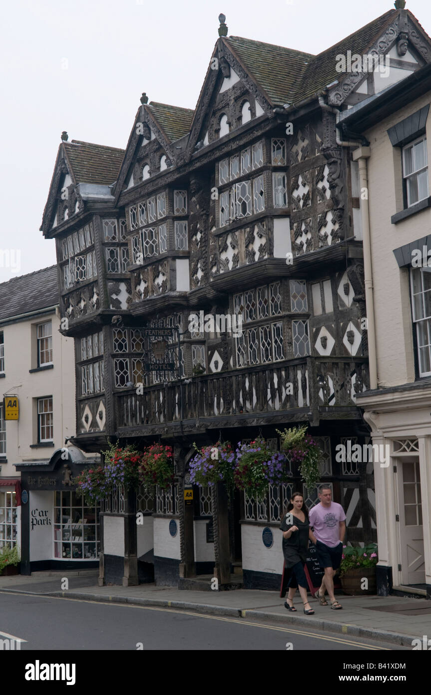 Il Feathers Hotel, uno dei vecchi graticcio in legno di quercia edifici incorniciato a Ludlow Shropshire England Regno Unito Foto Stock