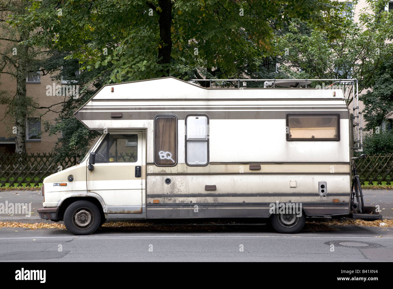 Vecchio acciaio inox bollitore ebollizione su fornello a gas in caravan  (rimorchio Foto stock - Alamy