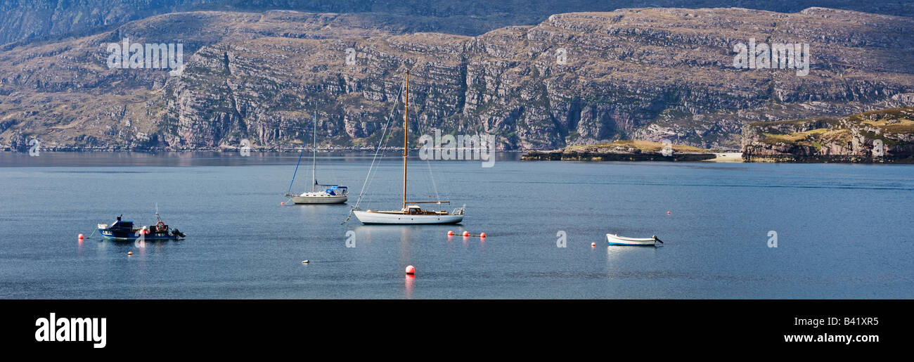 Barche ormeggiate in Loch Canaird, Ardmair, North West Highlands della Scozia Foto Stock