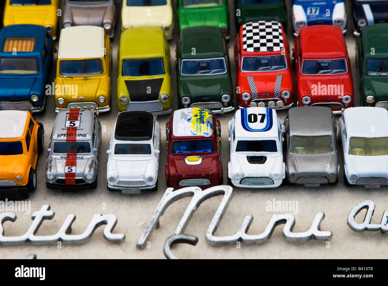 Un collezionisti del display del modello Mini automobili, emblemi e stemmi. Foto Stock