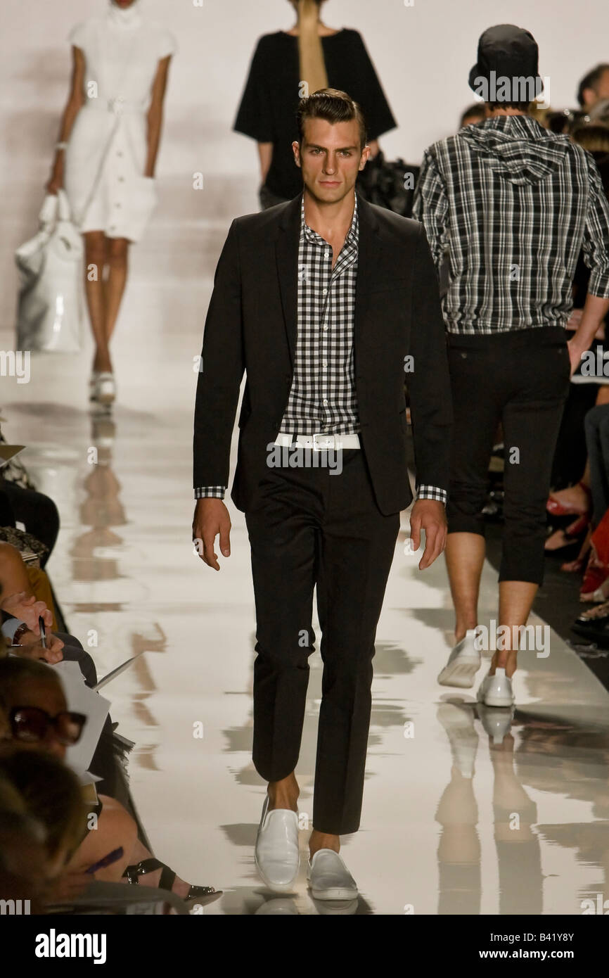 Michael Kors presenta Primavera & estate 2009 Donne e uomini pronti a indossare la raccolta. Foto Stock