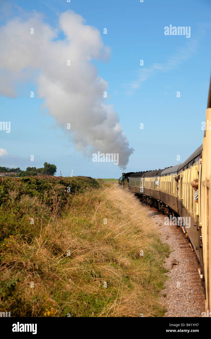 Treno a vapore cercando di fumo dal carrello Foto Stock