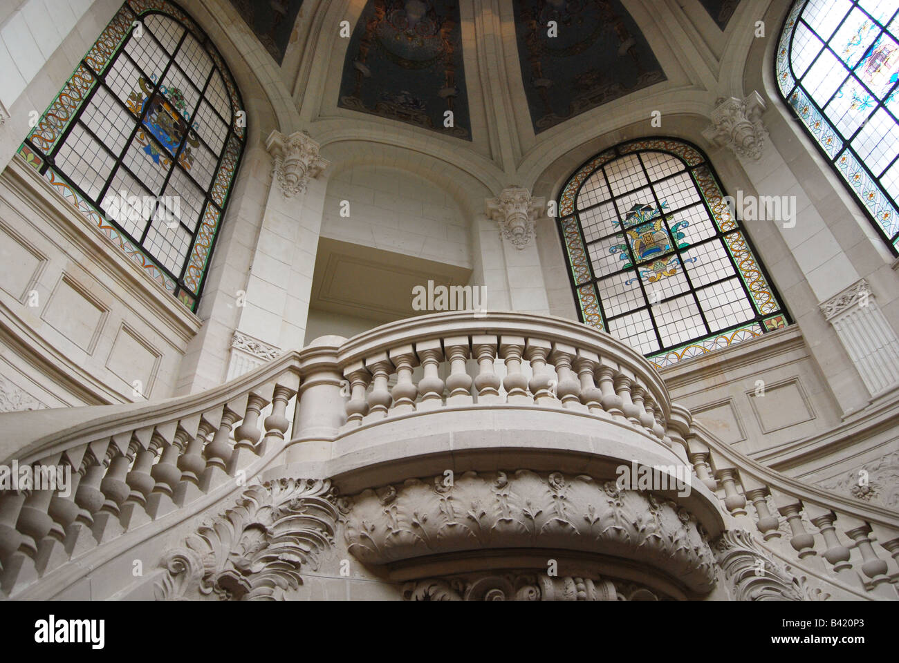 Interno e scala al Palais des Beaux Arts Lille Francia Foto Stock