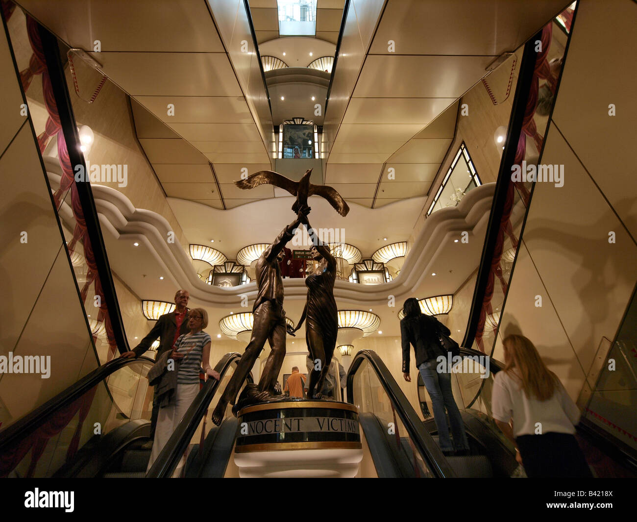 Lady Diana e Dodi al Fayed statua in bronzo omaggio all'interno dei magazzini Harrods London REGNO UNITO Foto Stock