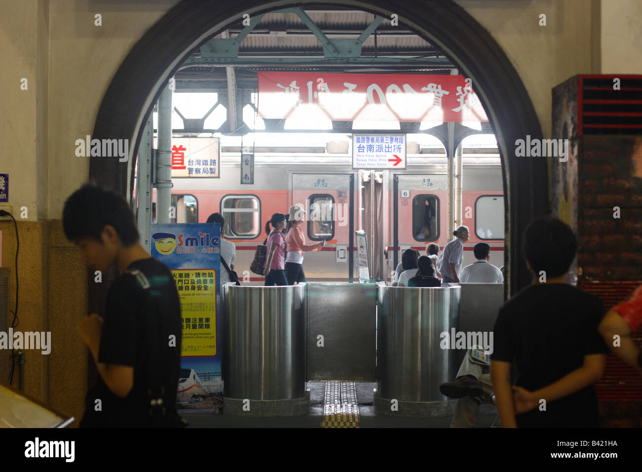 Ingresso della piattaforma a Tainan stazione ferroviaria. Foto Stock