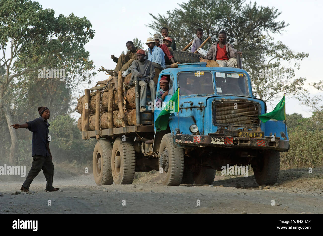 Camion che trasportano i registri di albero e legno taglierine, Arusha, Tanzania Foto Stock