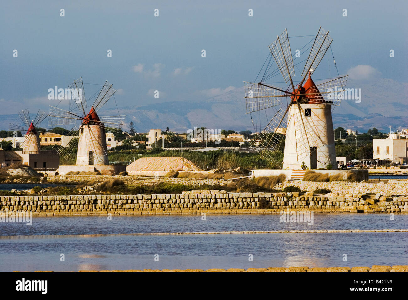 Mulini a vento utilizzati per produrre il sale di mare nella laguna di Stagnone da l'isola di Mozia , Marsala, Trapani Sicilia Foto Stock