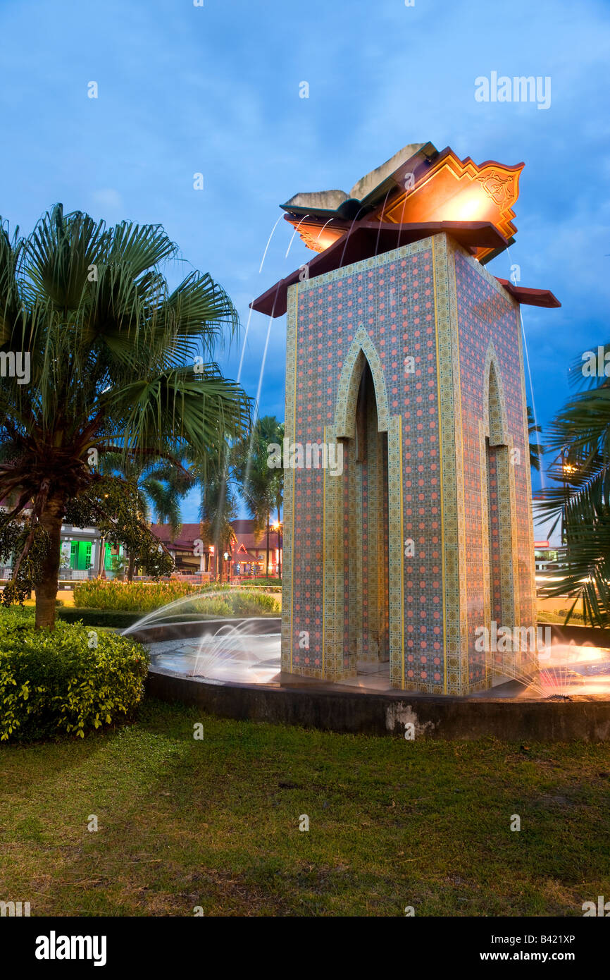Asia, Malaysia, Kelantan Stato, Kota Bharu, cental park e Negeri Kelantan Museo di Stato - illuminato al crepuscolo Foto Stock