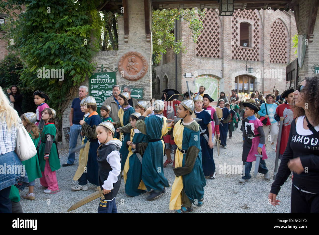 Festa Medievale sfilata in costumi antichi. Di Grazzano Visconti, Emilia  Romagna, Italia Foto stock - Alamy