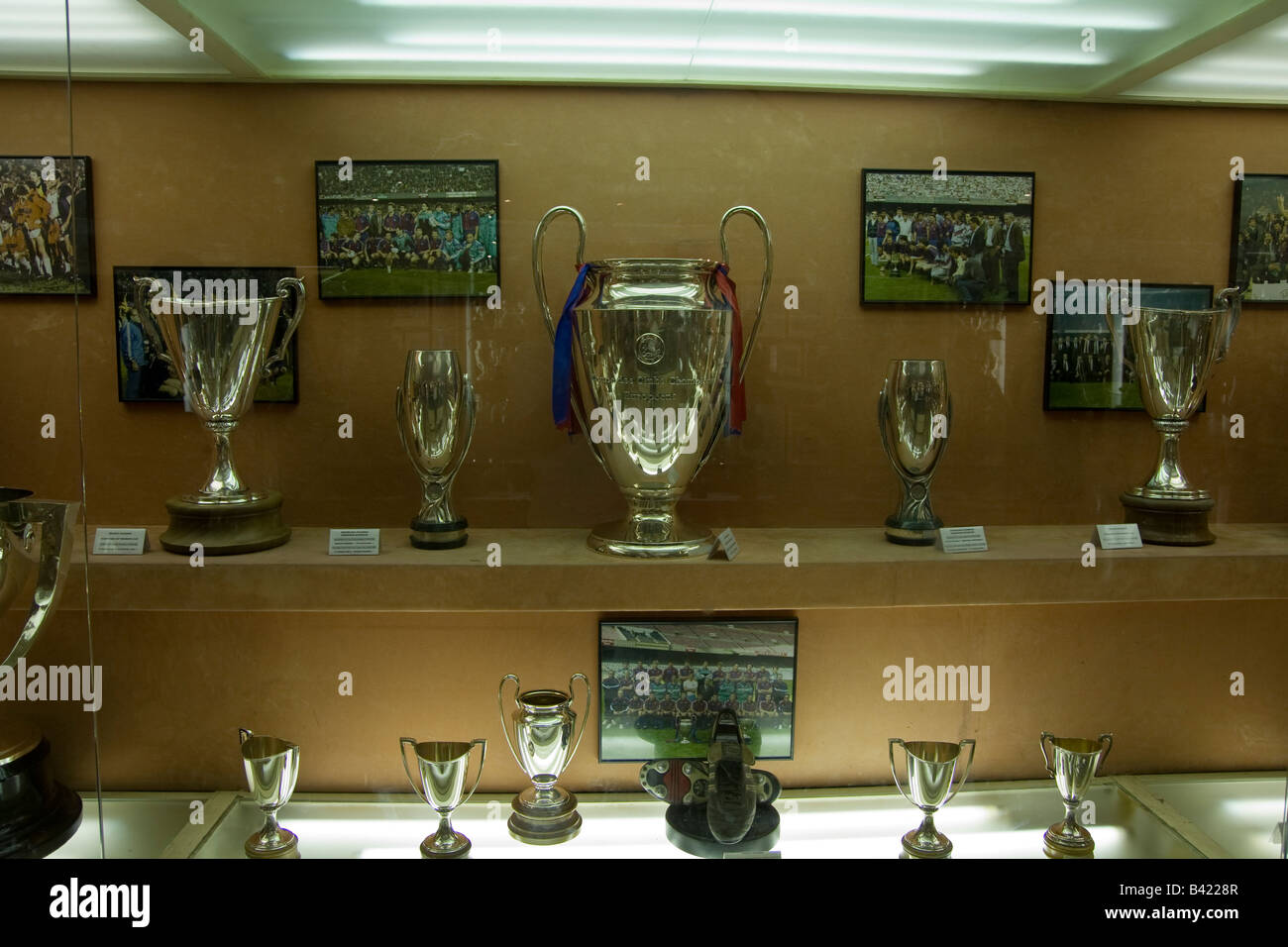 Argenteria in mostra il FC Barcelona club museo al Nou Camp Stadium di Barcellona Spagna Foto Stock
