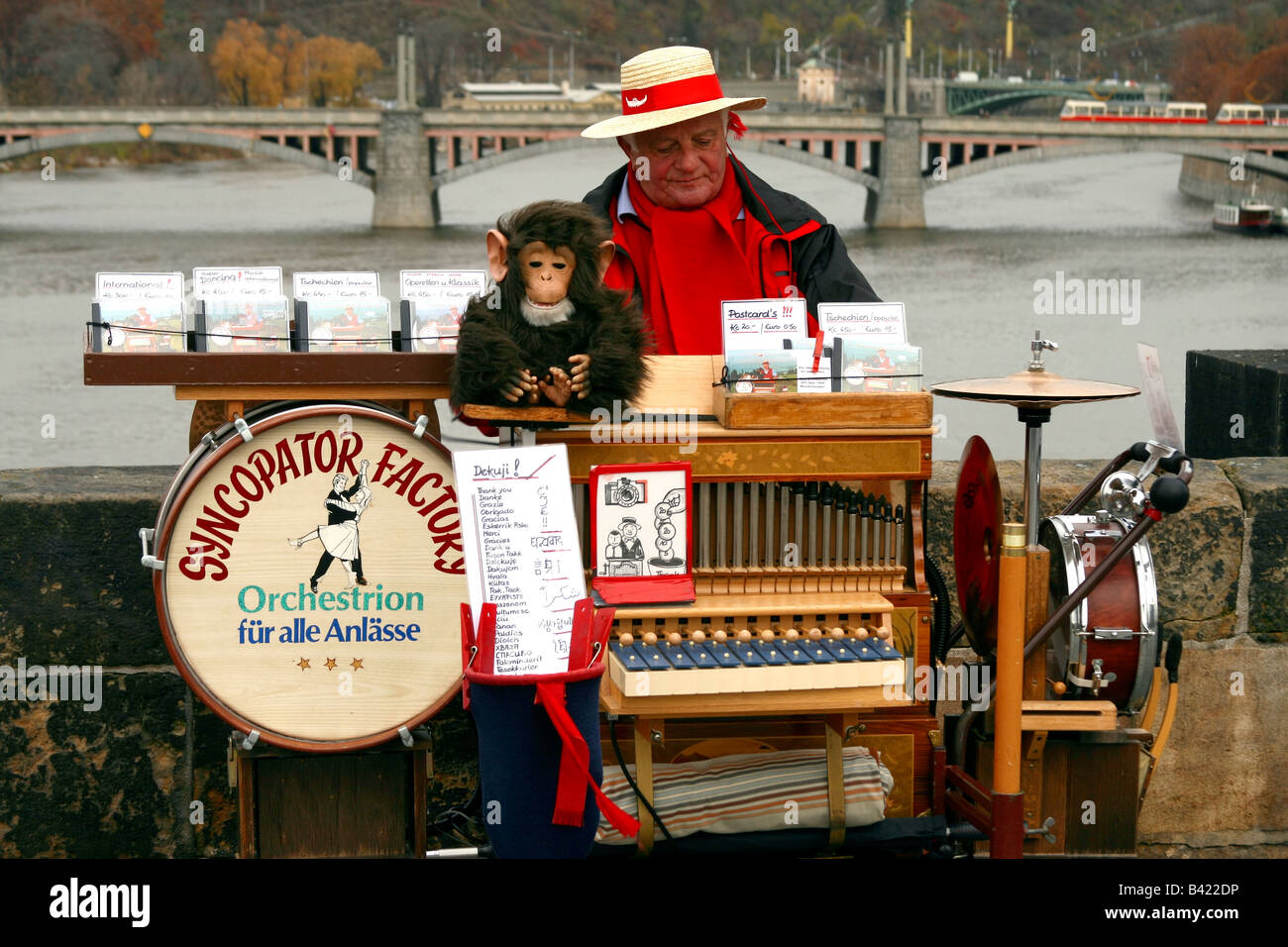 Syncopator (organista) uomo anziano sul Ponte Carlo a Praga Repubblica Ceca Foto Stock