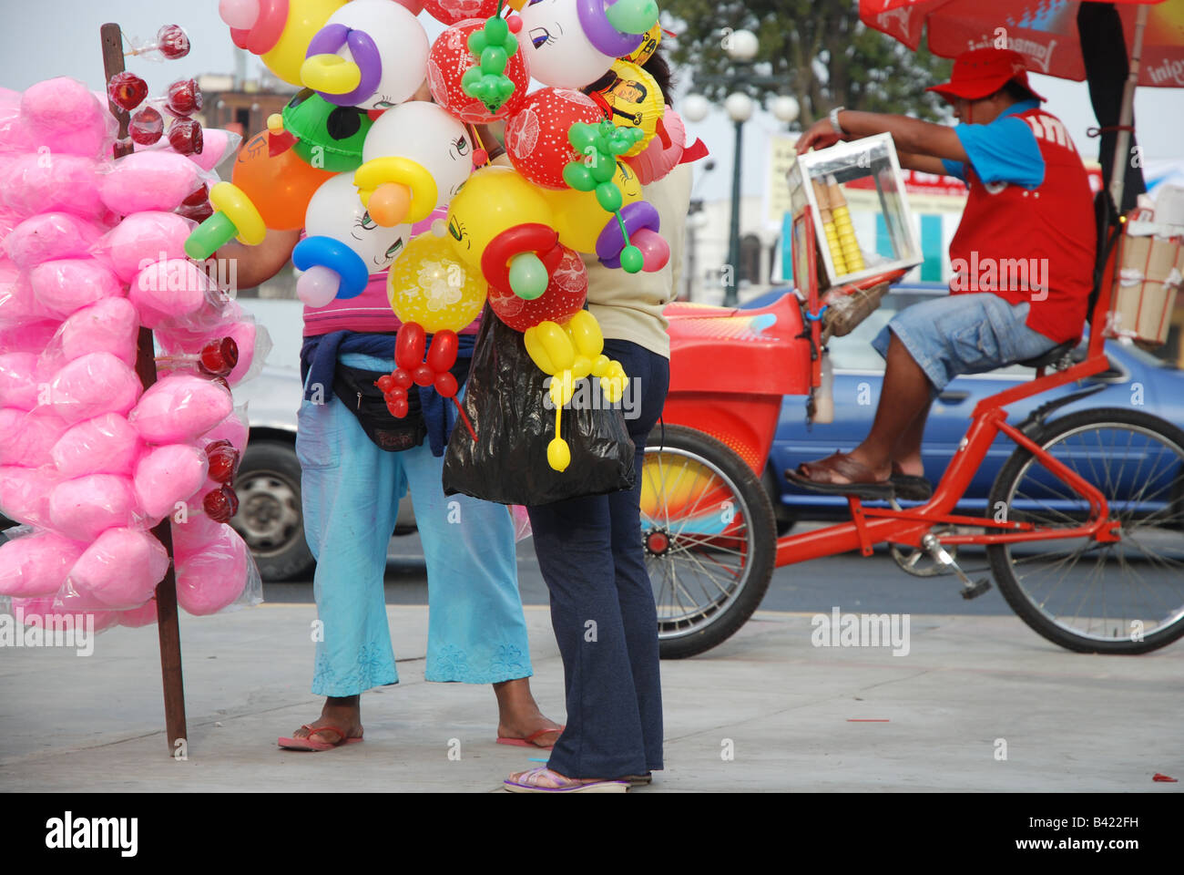 Rivenditori di gelati, palloncini, mele e cotone candy in Lima, Perù. Foto Stock