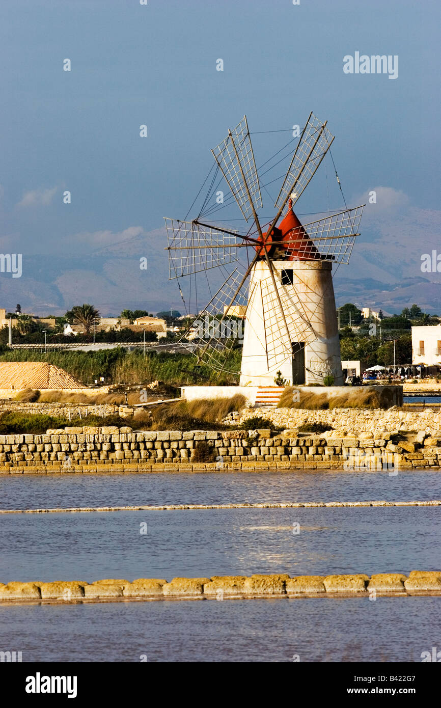 Mulini a vento utilizzati per produrre il sale di mare nella laguna di Stagnone da l'isola di Mozia , Marsala, Trapani Sicilia Foto Stock