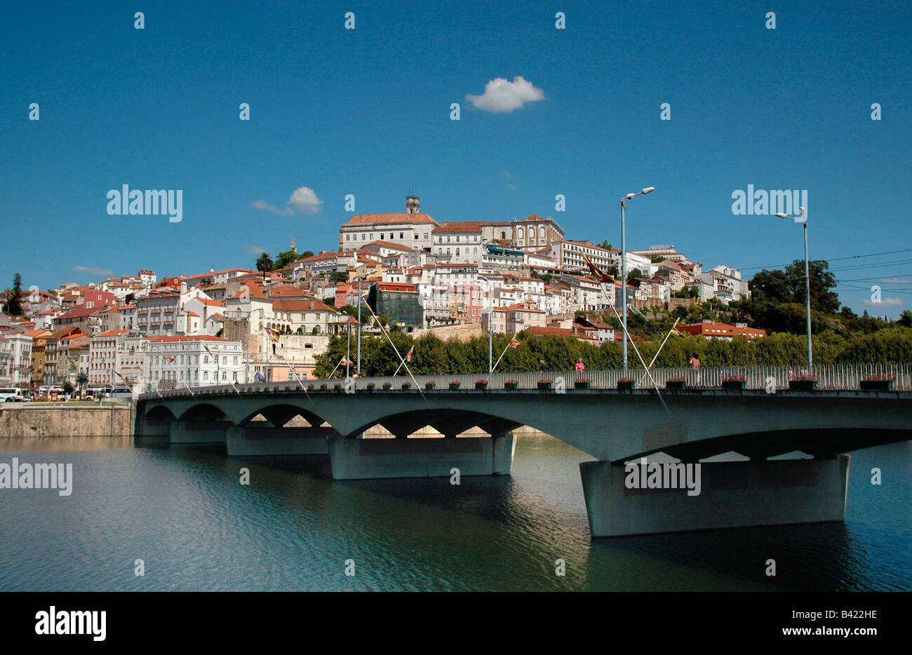 Guardando al di là del fiume alla città universitaria di Coimbra, in Portogallo. Foto Stock