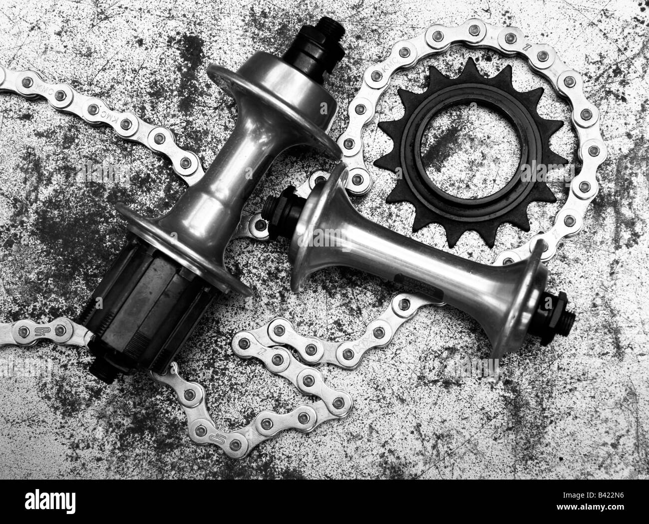 Mozzi per biciclette la catena e la ruota fissa pignone. Bianco e nero ancora vita dell'immagine. Foto Stock