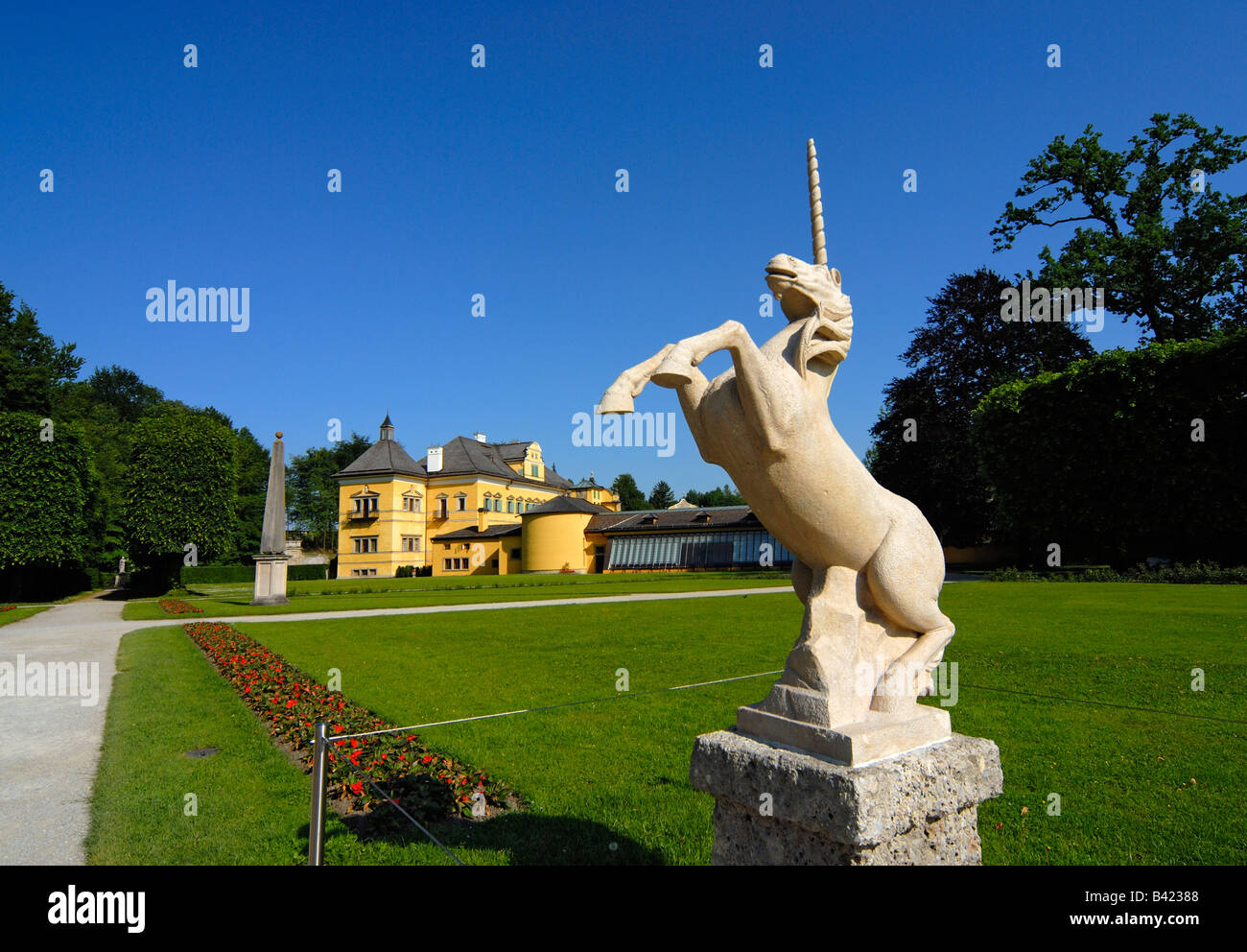 Unicorn statua nel piacere Ziergarten giardino del castello di Hellbrunn a Salisburgo in Austria Foto Stock