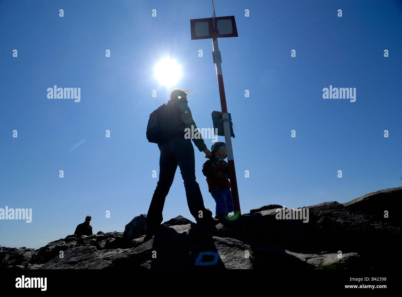 La madre e il figlio a piedi sulla cima della collina. Foto Stock