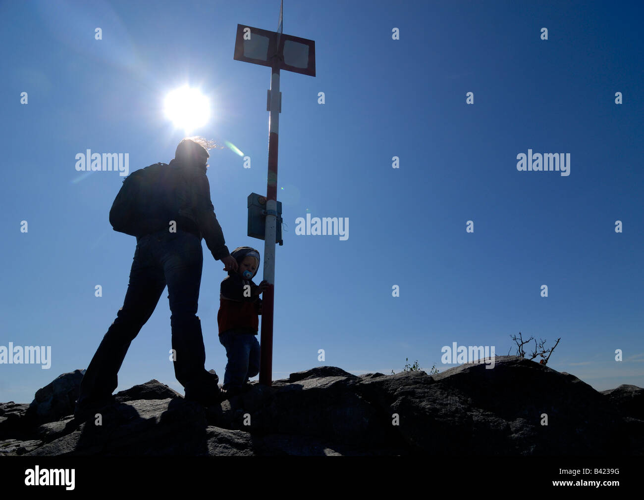 La madre e il figlio a piedi sulla cima della collina. Foto Stock