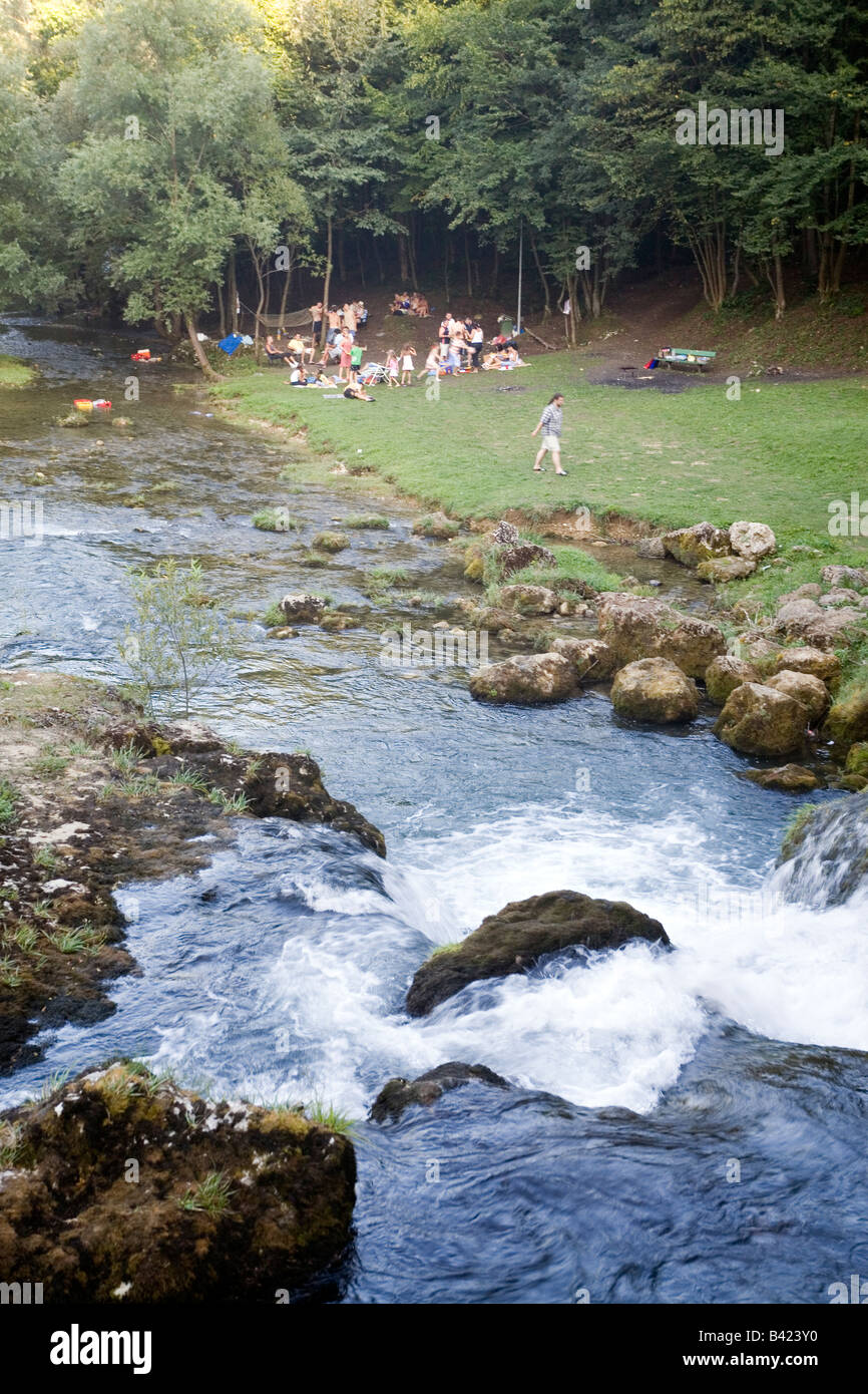 Rivolo Krupa è un luogo popolare per picnic e rinfrescarsi durante le calde giornate estive in Bosnia RS periferia di Banja Luka Foto Stock