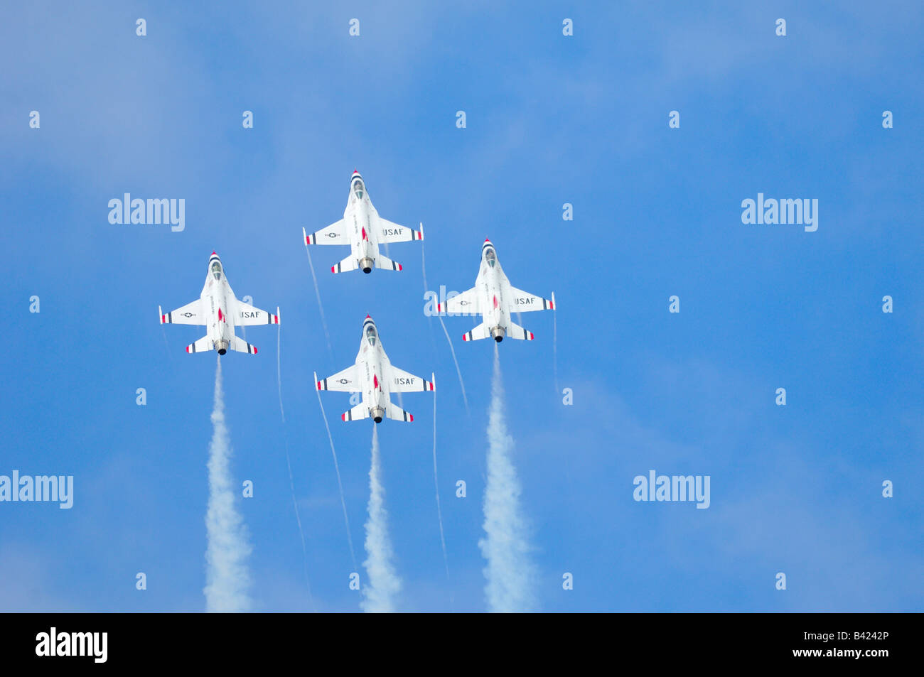 F-16 jet da combattimento del aerobatic team Thunderbirds in volo a Elmendorf Air Force Base Foto Stock