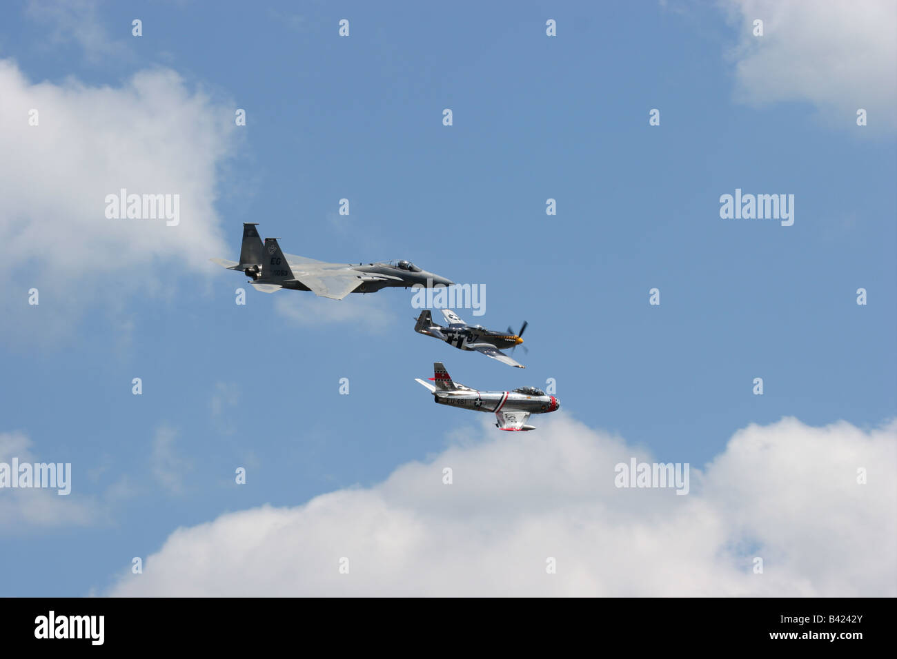 F 86 Sabre F 15C Eagle e P 51 Mustang volare in formazione come un volo del patrimonio Foto Stock