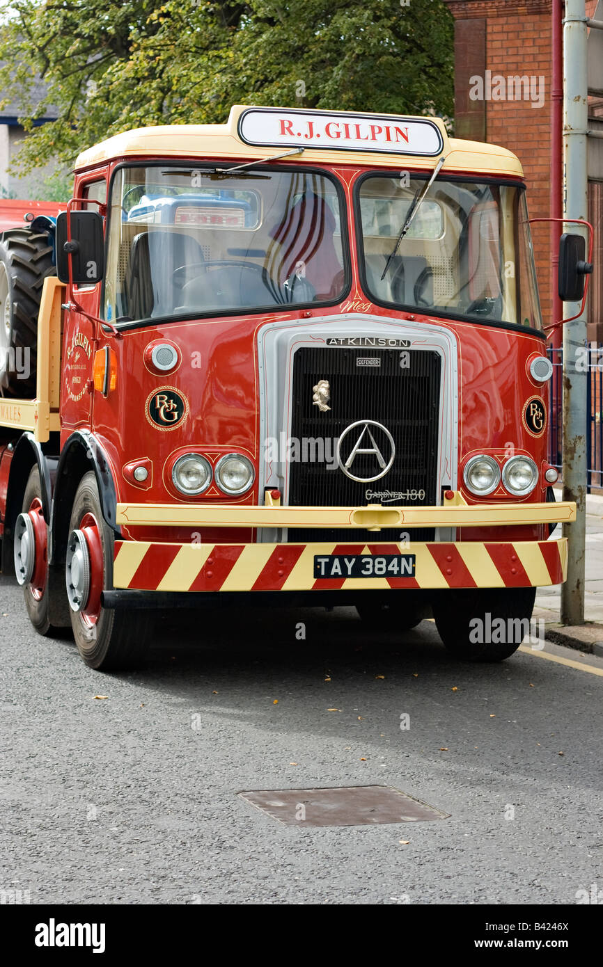 Un vecchio Atkinson Defender pianale camion che trasportano i trattori Foto Stock