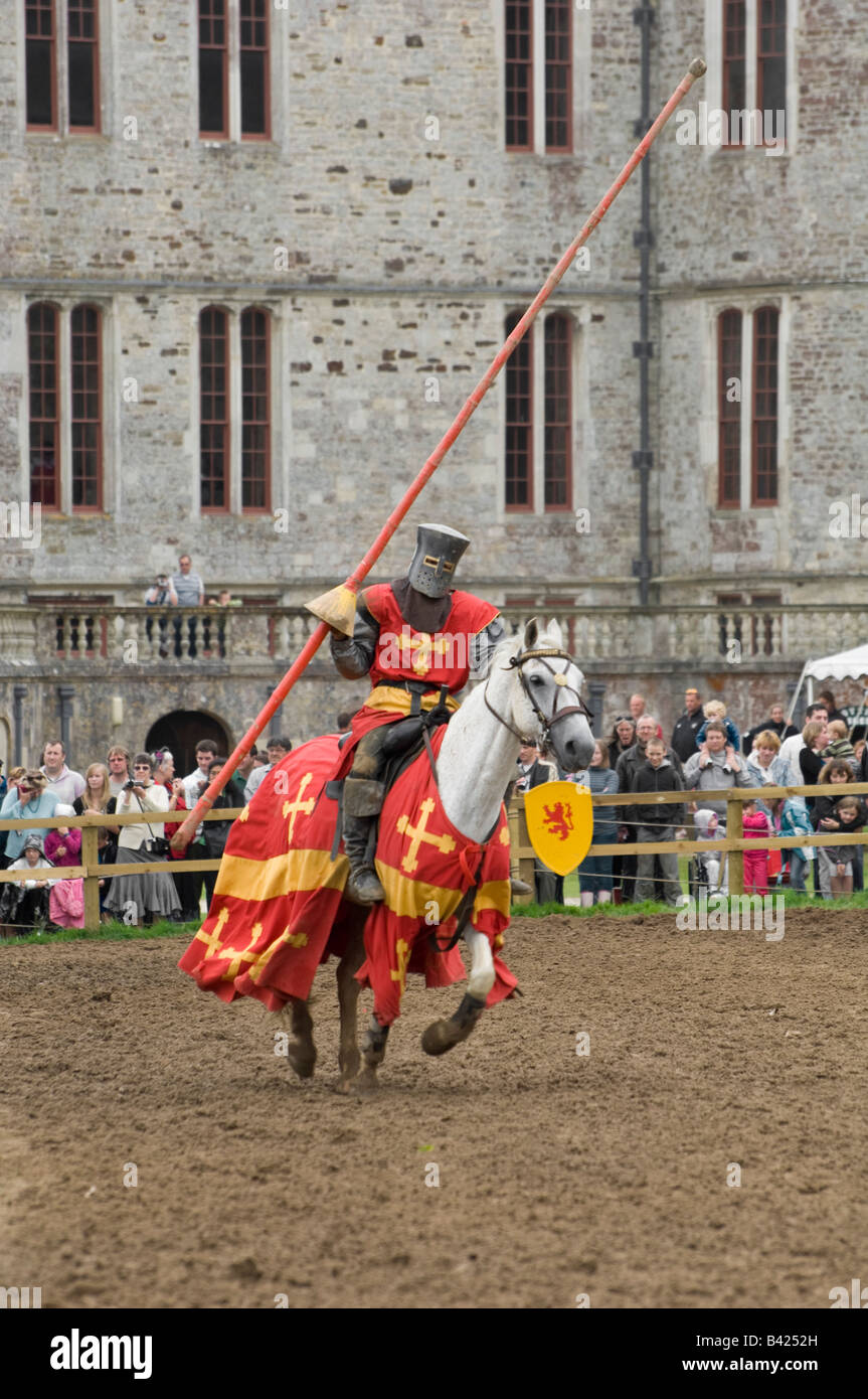Un cavaliere al galoppo a cavallo intrattiene la folla durante una giostra rievocazione a Lulworth Castle nel Dorset England Regno Unito Foto Stock