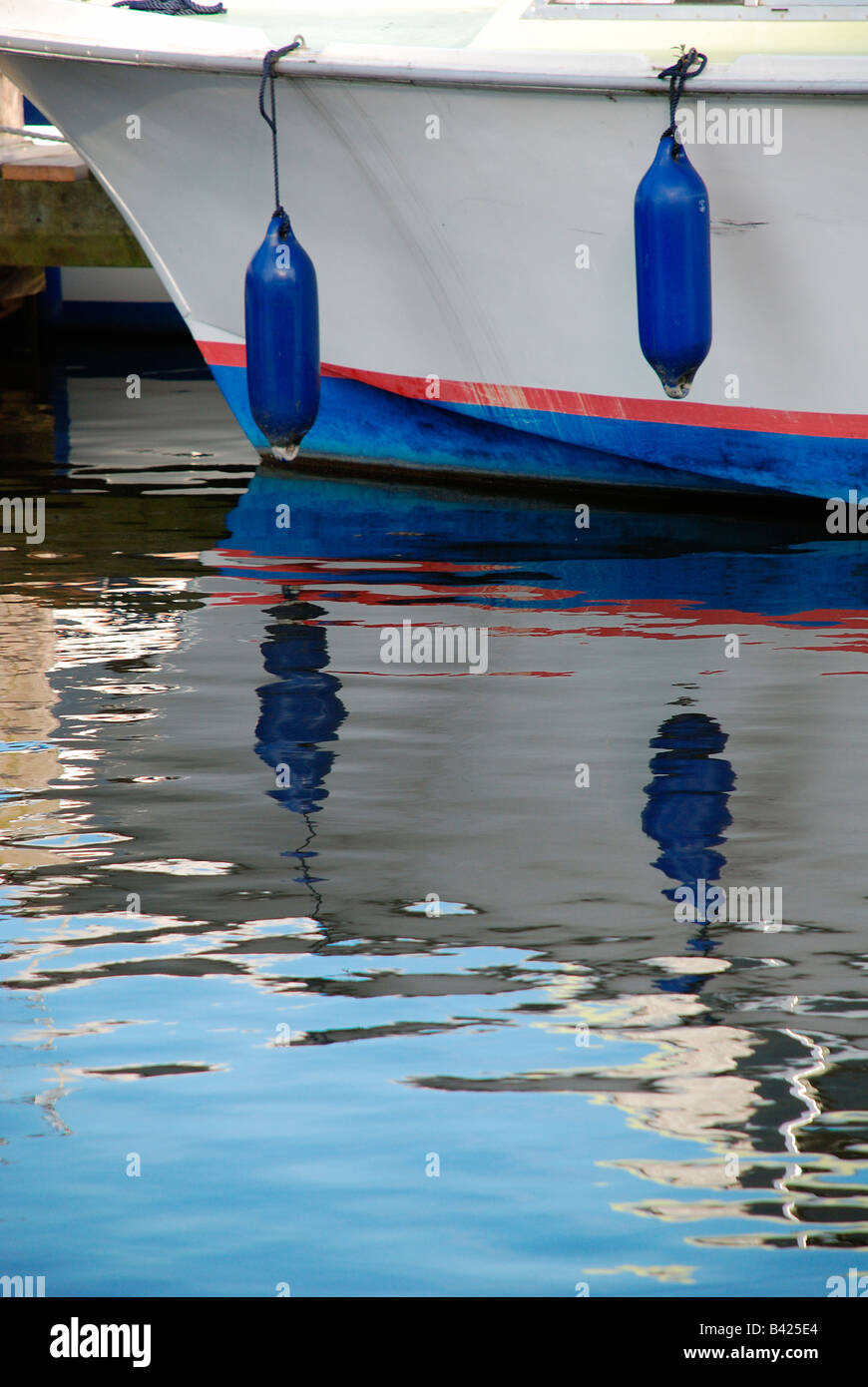 Riflessioni in acqua su Norfolk Broads. Foto Stock