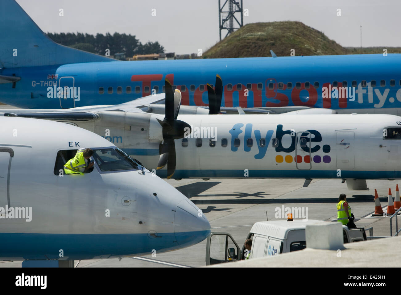 Pulizia cockpit windows di volare da compagnia aerea presso l'aeroporto di Jersey Isole del Canale Foto Stock