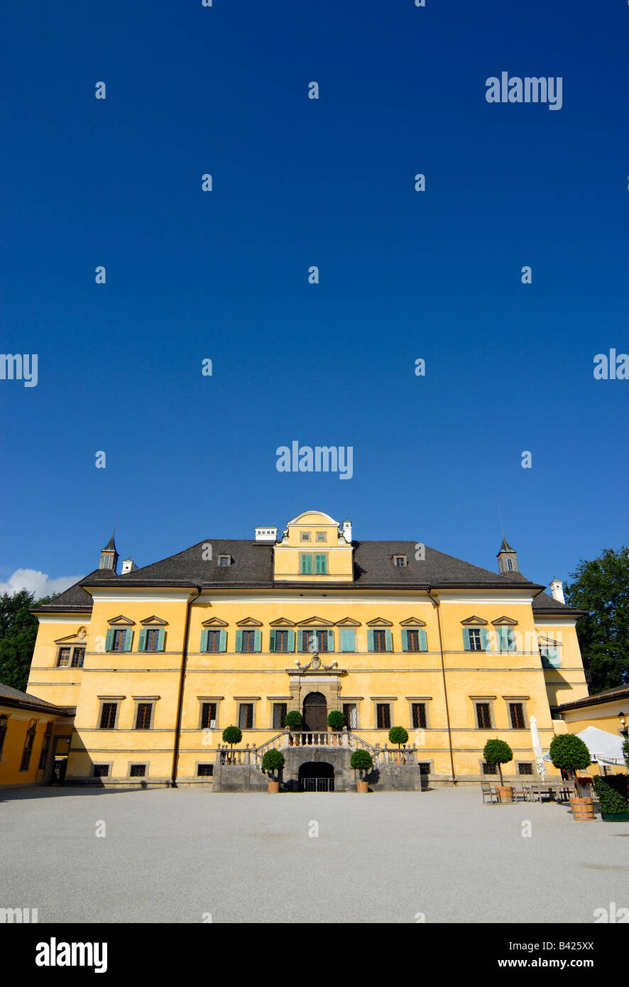 Facciata di edificio principale del castello di Hellbrunn a Salisburgo in Austria Foto Stock