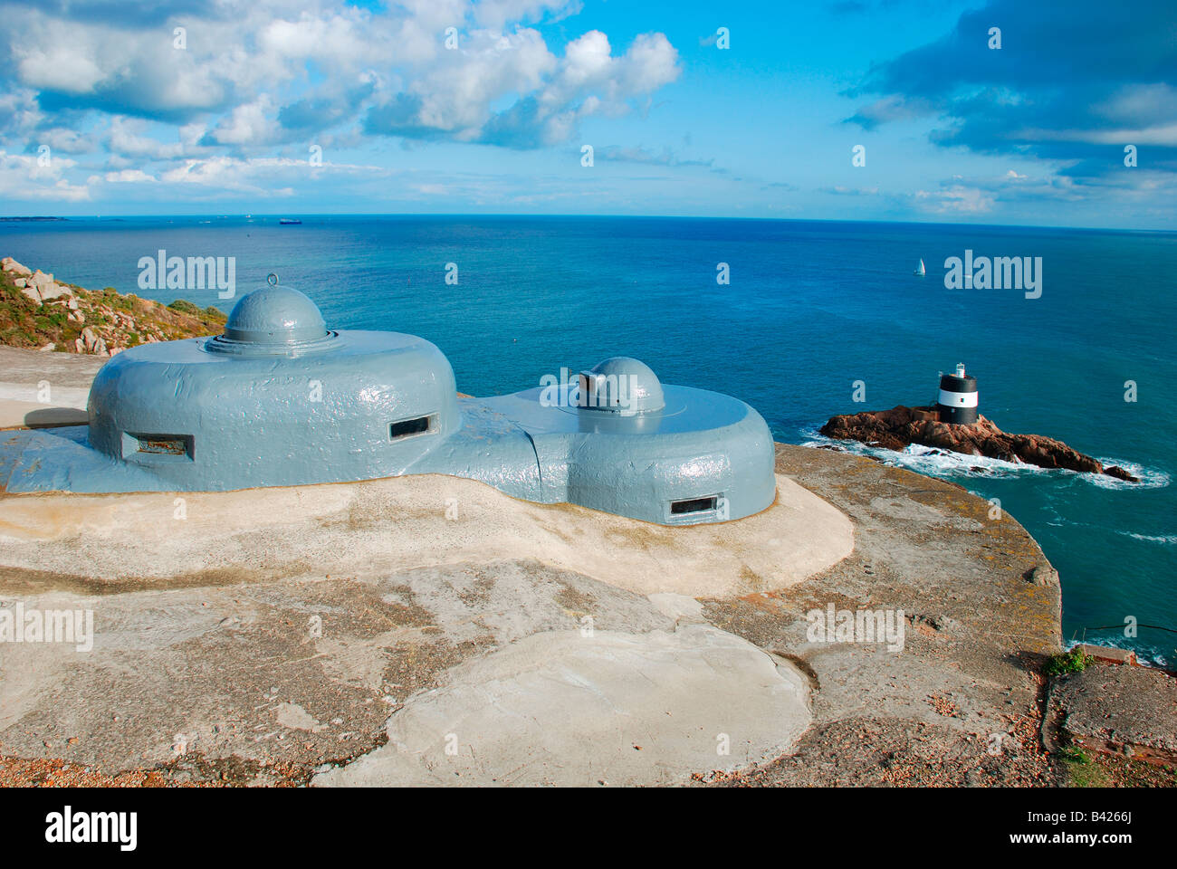 Punto corbiere guardando dal ww2 tedesco lookout post di britains più antico faro.jersey. Foto Stock