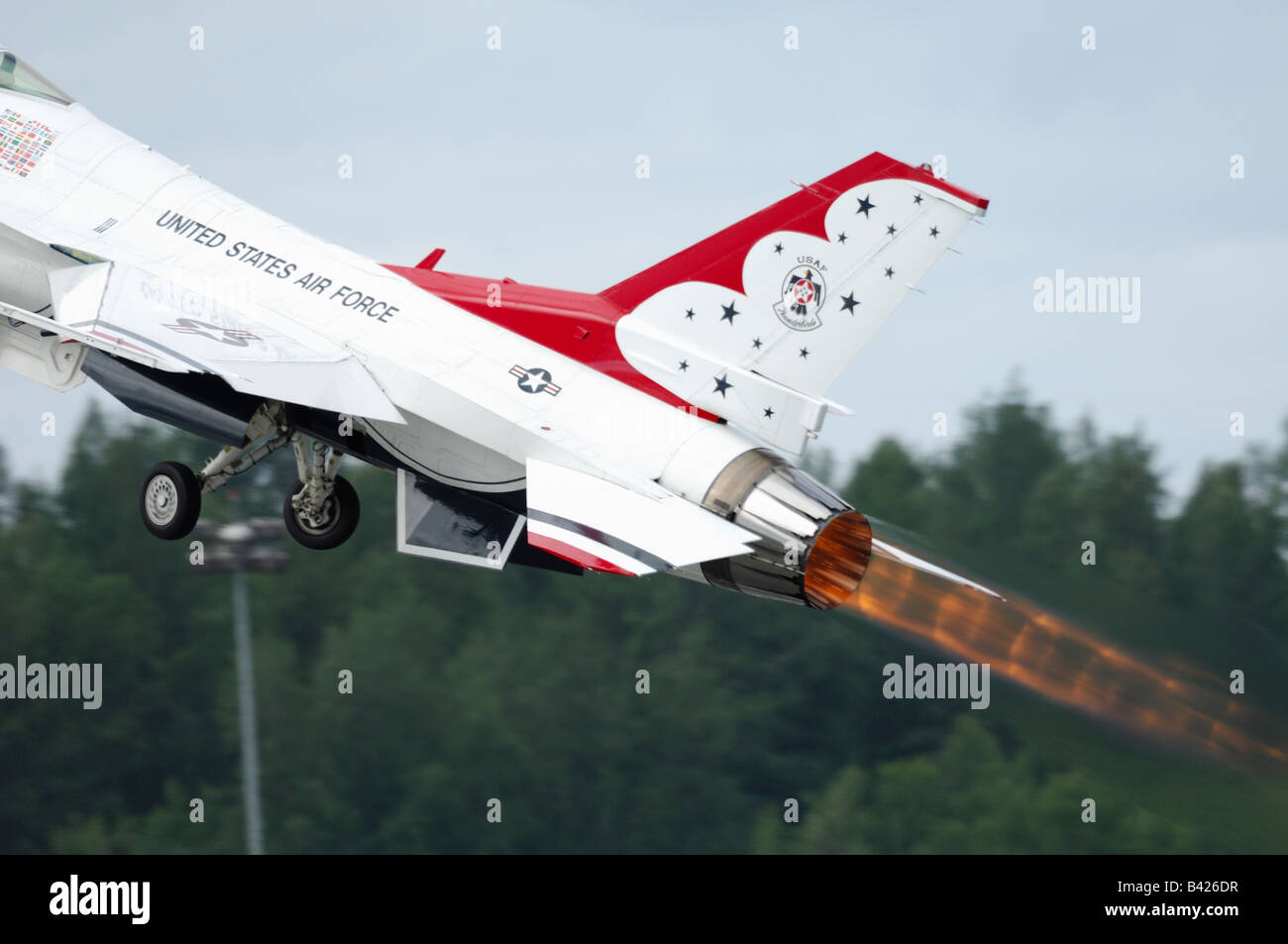 Un F-16 jet da combattimento del aerobatic team Thunderbirds in decollo a Elmendorf Air Force Base Foto Stock