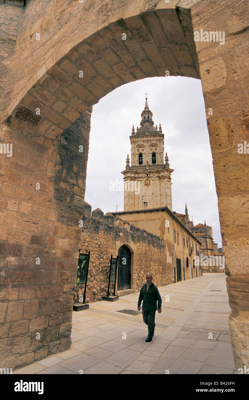 La torre della cattedrale il passaggio a El Burgo de Osma Castilla Leon Spagna Foto Stock