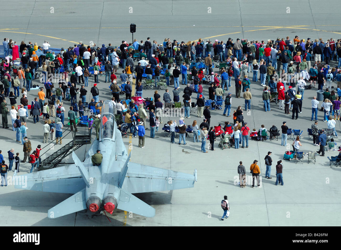 Panoramica di spettatori e jet da combattimento F-18 Hornet su asfalto, Anchorage air show, Elmendorf Air Force Base in Alaska, STATI UNITI D'AMERICA Foto Stock