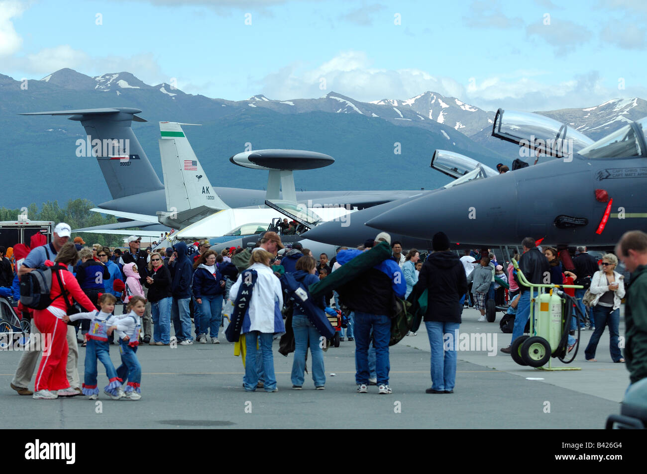 Gli spettatori su asfalto, Anchorage air show, Elmendorf Air Force Base in Alaska, STATI UNITI D'AMERICA Foto Stock