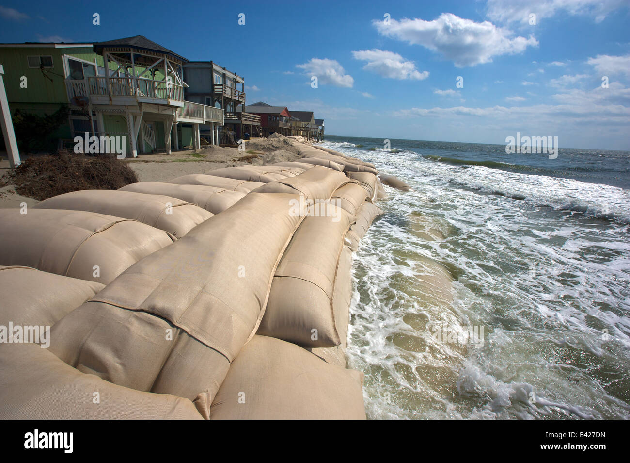 Massiccio tentativo di sacchi di sabbia per tenere indietro la marea invade in Ocean Isle Beach NC dove l'oceano ha terreni bonificati Foto Stock