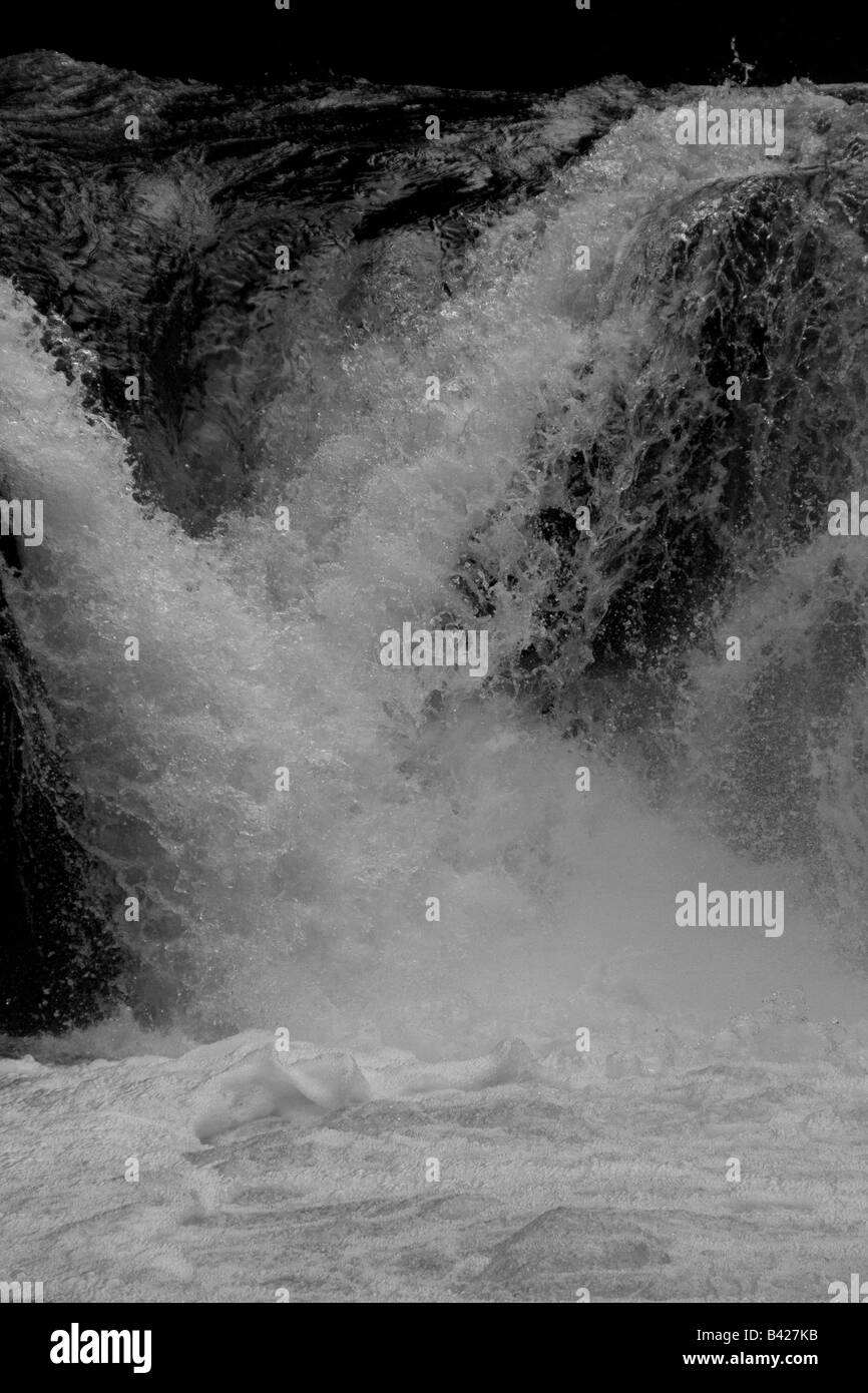 Il fiume Brathay schiantarsi sulla forza Skelwith, vicino Skelwith Bridge, Lake District, Cumbria in bianco e nero Foto Stock