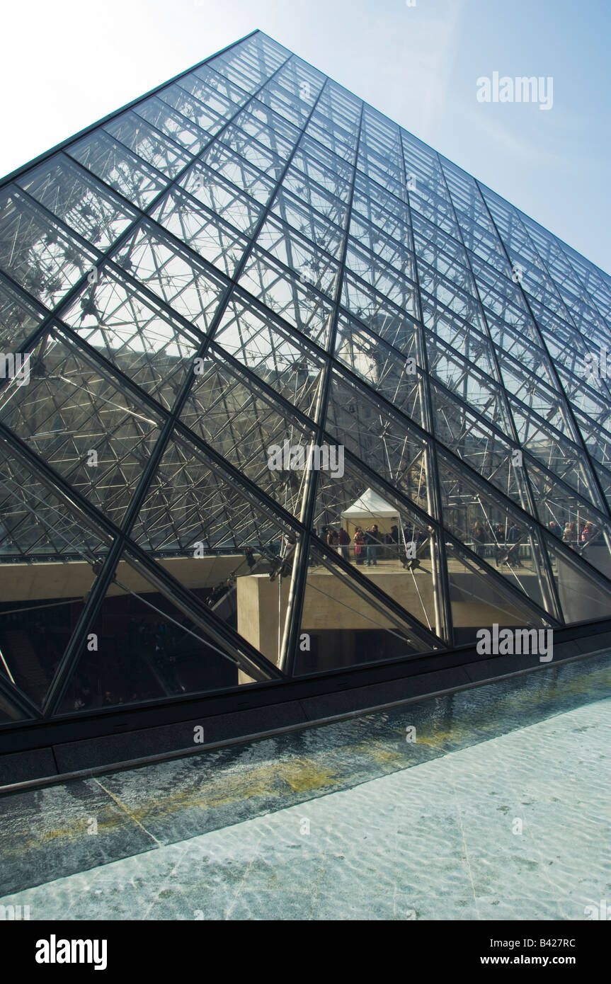 Il Musée du piramide di vetro del Louvre Parigi Foto Stock