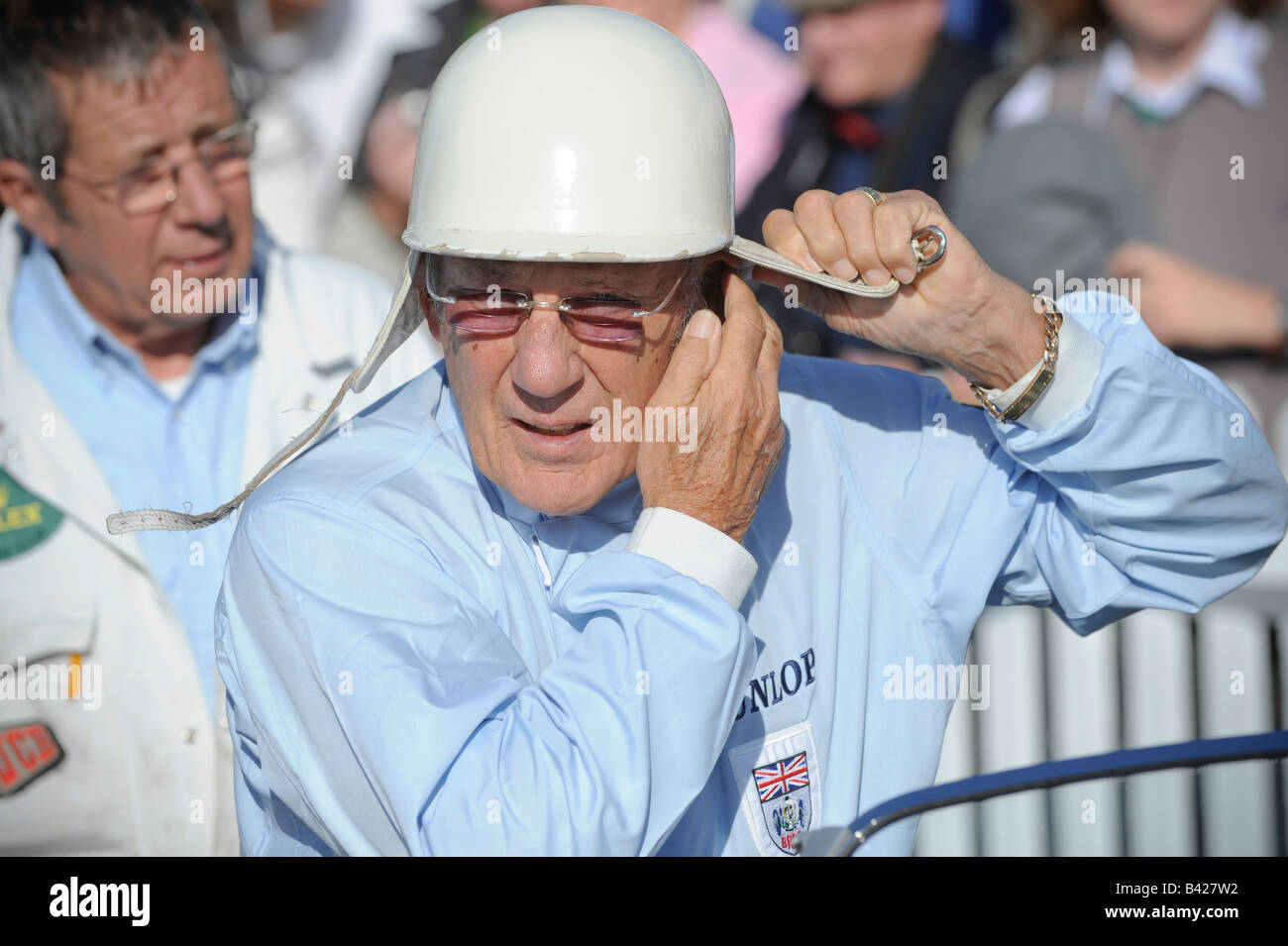 Goodwood 2008: Sterling Moss chiacchierando con i compagni di driver prima di disattivare il carrello. Foto da Jim Holden. Foto Stock